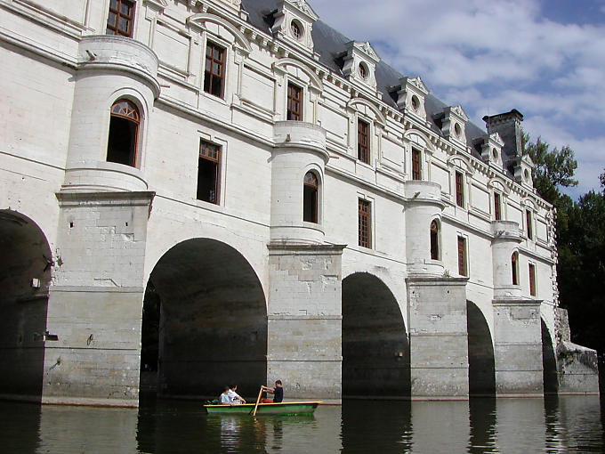 Diane barco bajo los arcos, Chenonceau, Francia.