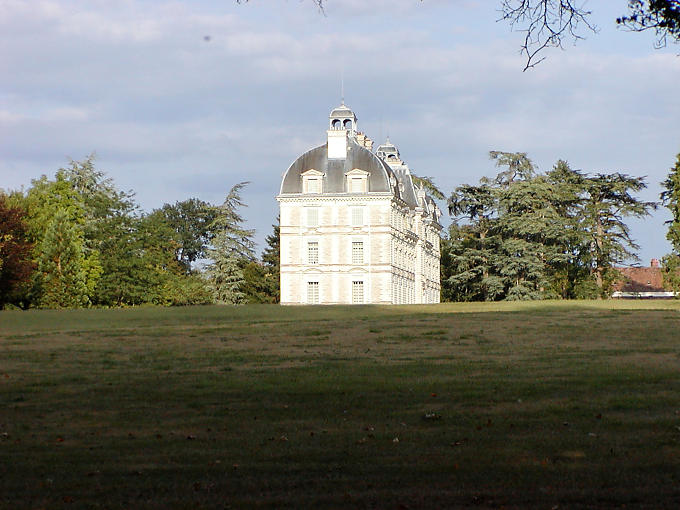 La vista lateral Château de Cheverny desde el parque, Francia.