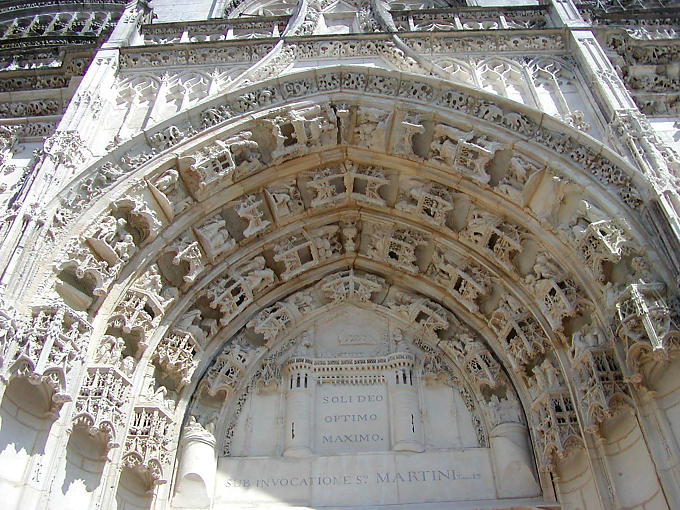 Soli Deo Optimo Maximo iglesia de San Martín, Clamecy, Francia.