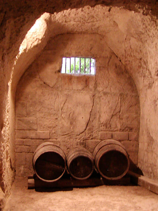 Barriles en la bodega excavadas en la toba, Castillo de Ussé, Francia.