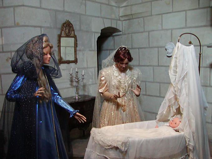 Las hadas ofrecen un regalo para la pequeña Aurora, Castillo de Ussé, Francia.