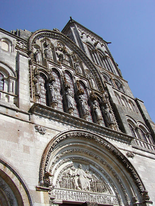 Gran tímpano, vista exterior, la basílica de Vézelay, Francia.