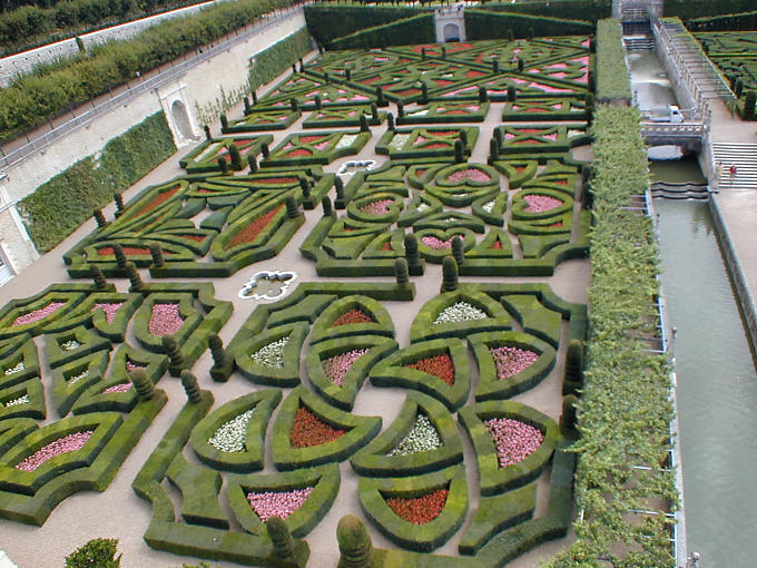El amor apasionado, voluble, tierna y trágicas figuras del Villandry jardín, Francia.