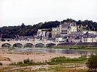 Panorama del puente y el castillo de Amboise, Francia.