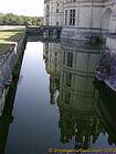 Tours reflejan en el foso, Chambord, Francia.