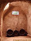 Barriles en la bodega excavadas en la toba, Castillo de Ussé, Francia.