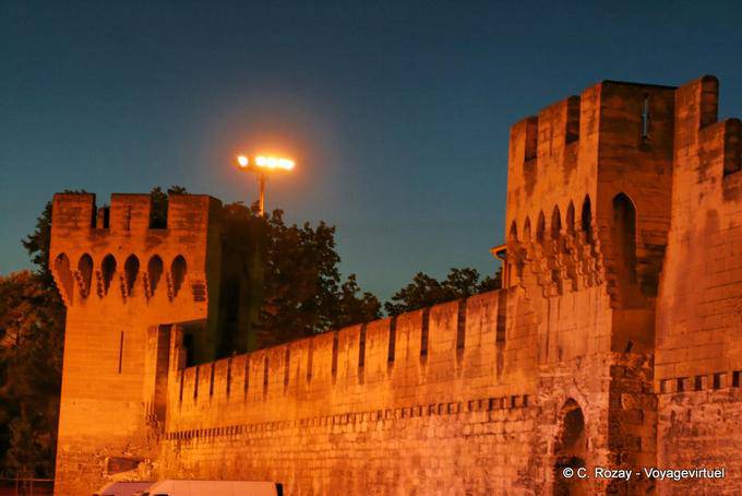Torres y murallas almenadas en la noche, Avignon, Provence, Francia