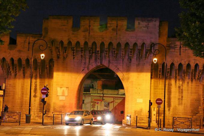 El Saint-Roch, Aviñón por la noche, Provence, Francia