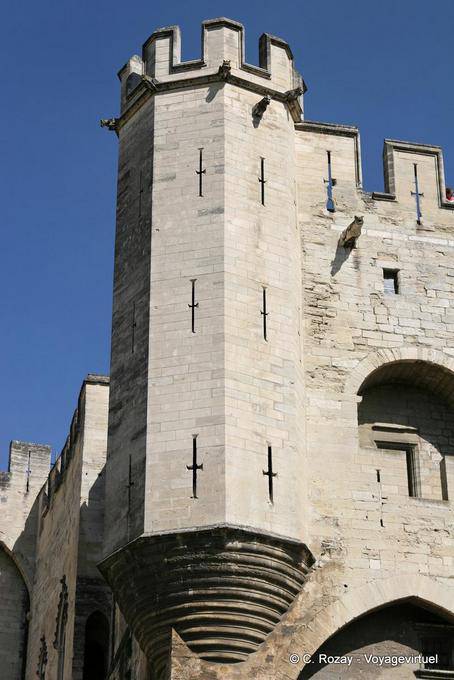 Torre ángulo de cerca con sus gárgolas, Palacio de los Papas, Avignon, Provence, Francia