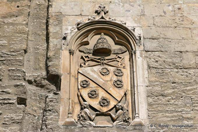 El escudo de armas de Clemente VI por encima de la puerta de Champeaux, Palacio de los Papas, Avignon, Provence, Francia