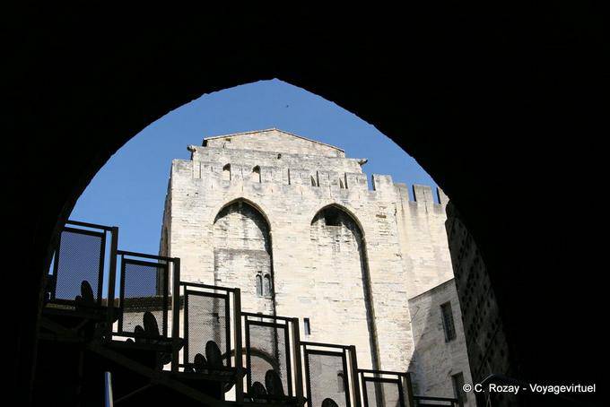 El modernismo en la sombra del Palacio Gótico de los Papas, Avignon, Provence, Francia
