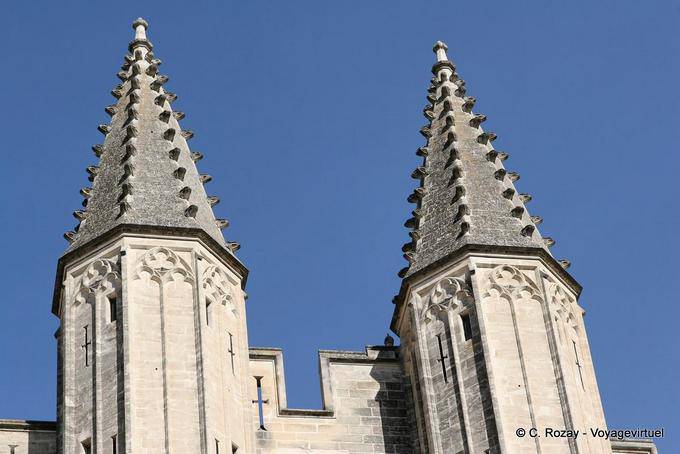 Detalle de la parte superior de las torres de la fachada principal del Palacio, Aviñón, Palacio de los Papas, Provence, Francia
