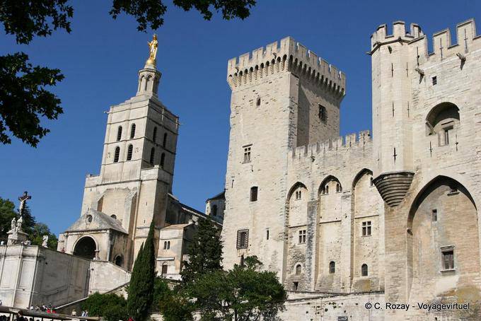 Torre de Campanas del Palacio de los Papas y la torre de ND des Doms, Aviñón, Provence, Francia