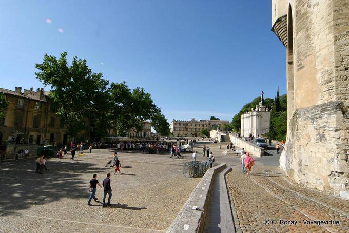 Avignon, Plaza del Palacio, vista desde el pie de la torre de ángulo, Provence, Francia