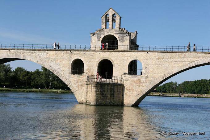 Puente de Aviñón, en el segundo arco se construye St. Benezet capilla, y por encima, San Nicolas Capilla, Provence, Francia