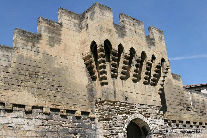 Top poterna en las murallas de Aviñón, Provence, Francia