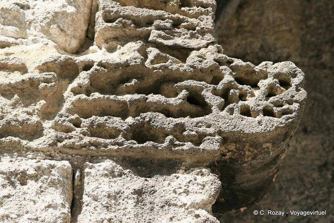 Los estragos del tiempo en las fortificaciones de piedra, Avignon, Provence, Francia
