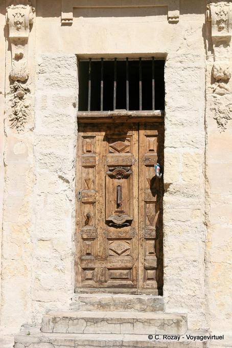 La puerta y esculturas de la Iglesia de los Mínimos de cerca, Avignon, Provence, Francia