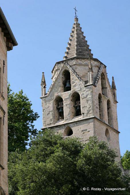 Campanario de la iglesia de Saint-Didier, Avignon, Provence, Francia