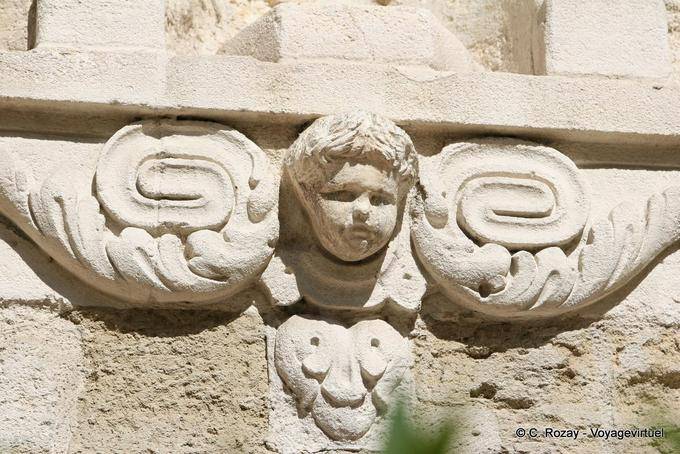Ángel tallada en la fachada de la Capilla Penitentes Blancos, Aviñón, Provence, Francia