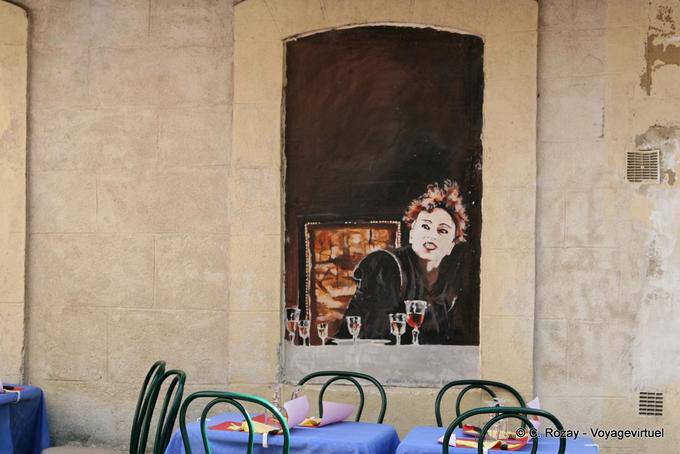 Pintura que adornan las calles de Mons en cantidad al palacio de Aviñón, Provence, Francia