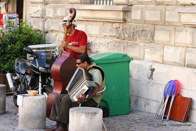 Músicos callejeros, acordeón y el bajo, Avignon, Provence, Francia