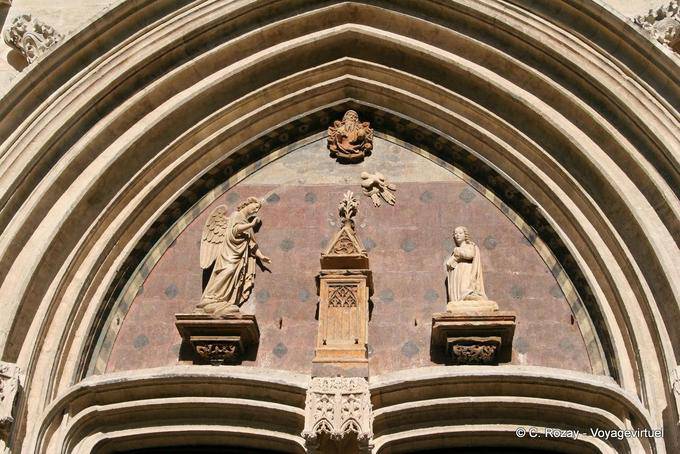 Frontón del portal de San Agricola de Avignon Colegiata, Provence, Francia