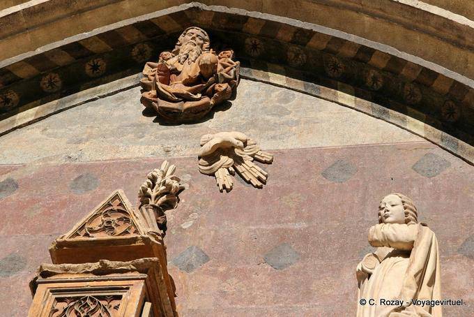 Primer plano detalle de la parte superior frontón de la Colegiata de Saint-gate Agricola, Aviñón, Provence, Francia