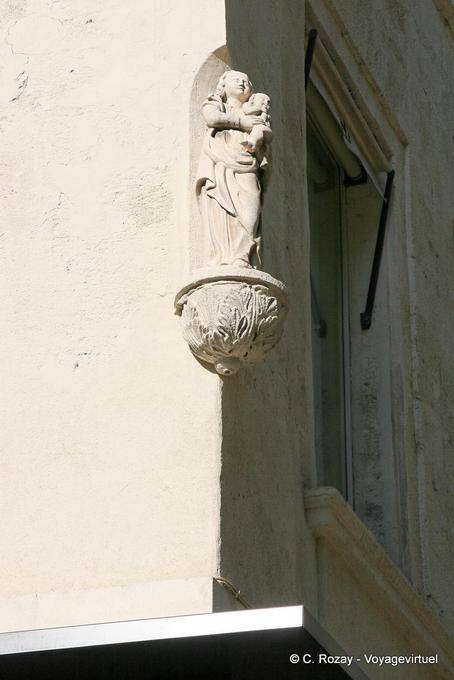Nicho con escultura Virgen con el niño en una calle Aviñón, Provence, Francia