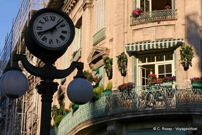 Reloj en la esquina de una calle, Aviñón, Provence, Francia
