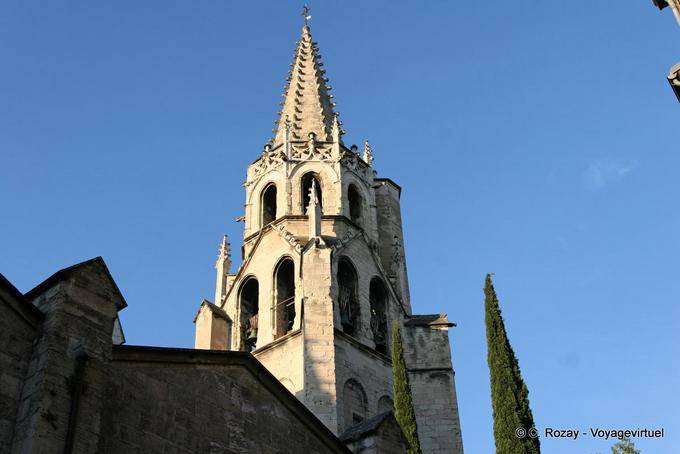 Campanario de la Basílica de San Pedro, construida en 1495 por Jean-Baptiste Lecuyer, Aviñón, Provence, Francia