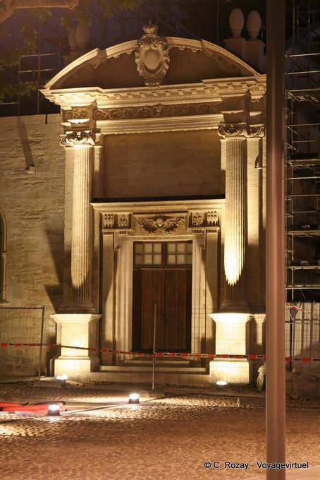 Iluminación en una puerta columnas renovado, Avignon, Provence, Francia