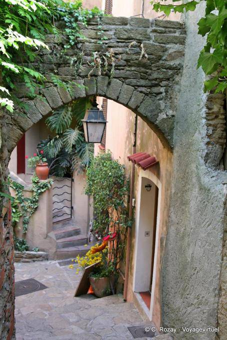 Bormes-les-Mimosas, las viejas piedras para aficionados a la historia, Provence, Francia