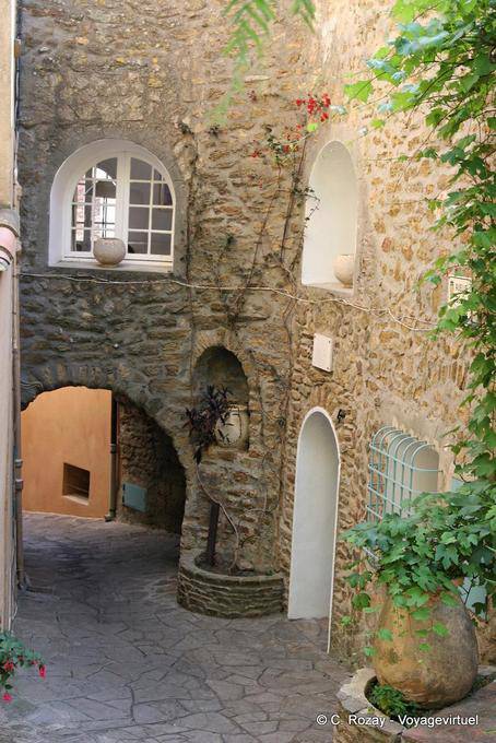 Bormes-les-Mimosas, sinuosa calle, Provence, Francia