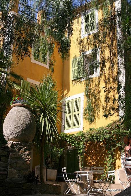 Bormes-les-Mimosas, cuadrados entre la luz y la sombra, Provence, Francia