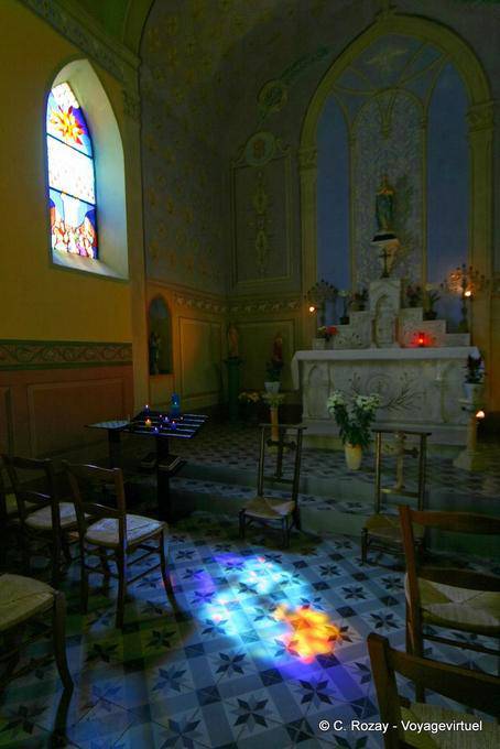Collobrières, vista interior de la catedral de Notre-Dame de la Tour, Provence, Francia