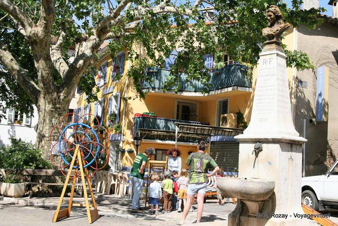 Collobrières, niños juegos en el sitio, Provence, Francia