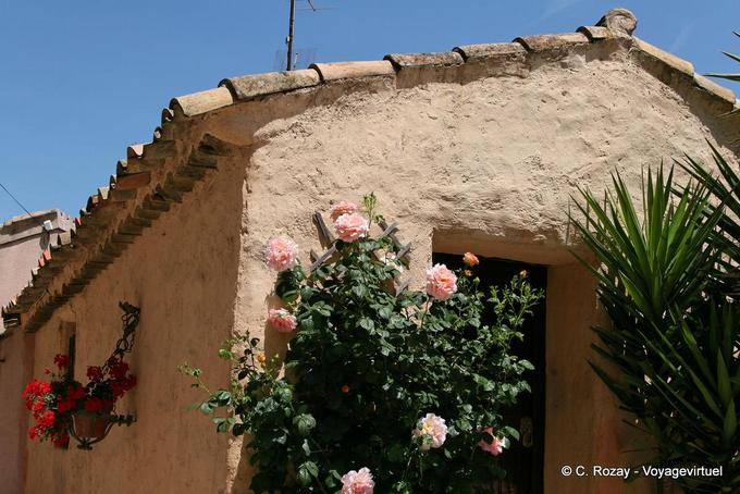 La Garde-Freinet, se levantó delante de la casa, Provence, Francia