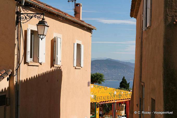 Gassin, por la Rue Saint-Laurent, Provence, Francia