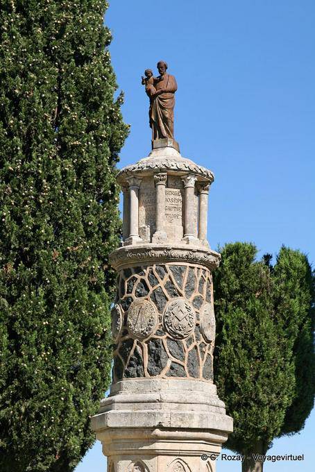 Gassin, templo octogonal que lleva la estatua de San José, Provence, Francia