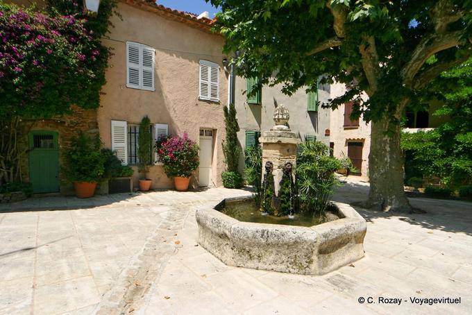 Grimaud, con plaza de la fuente octogonal, Provence, Francia