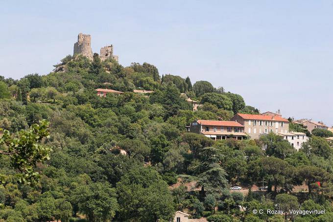 Grimaud, vista castillo desde la parte baja del pueblo, Provence, Francia