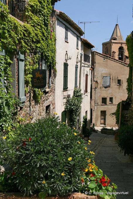 Grimaud, calle típica flor, Provence, Francia