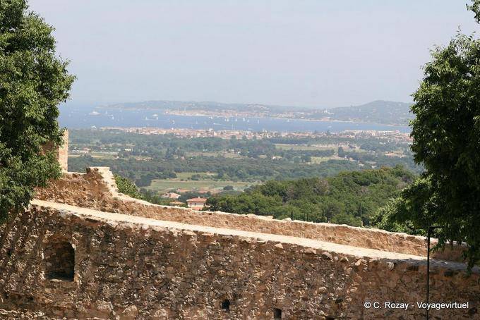 Grimaud, vista del golfo desde las murallas del castillo, Provence, Francia