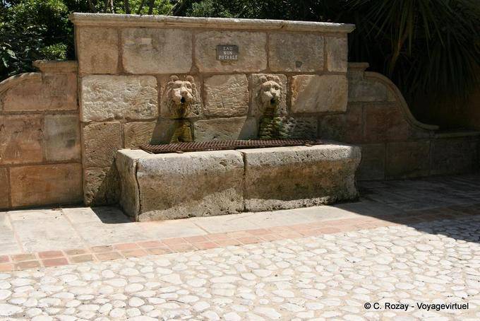 Grimaud, fuente de León, Provence, Francia