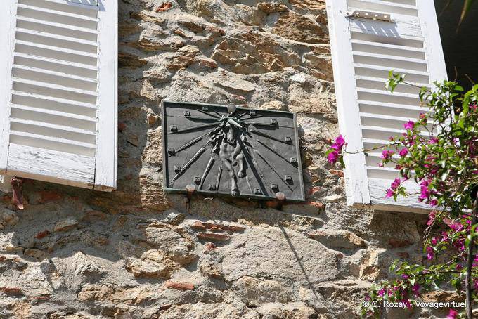 Grimaud, reloj de sol equina Fachada de la casa, Provence, Francia