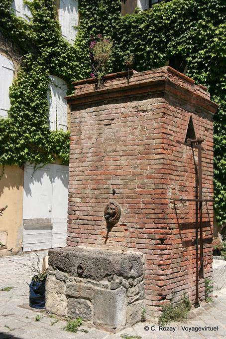 Grimaud, fuente de ladrillo rojo, Provence, Francia
