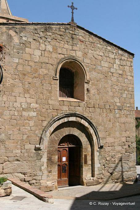 Grimaud, con vistas a la entrada de la Iglesia de San Miguel, Provence, Francia