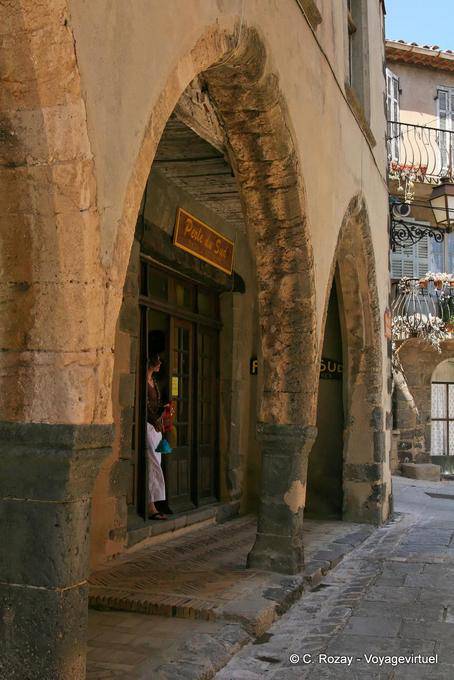 Grimaud, soportales de la calle del Temple, Provence, Francia