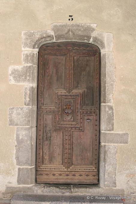 Grimaud, antigua puerta adornado, Provence, Francia